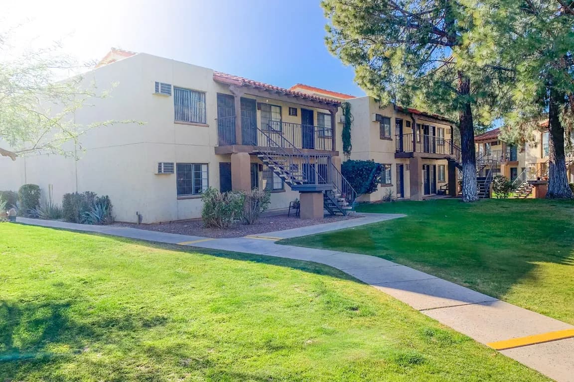 La Hacienda Apartment Homes thumbnail 3